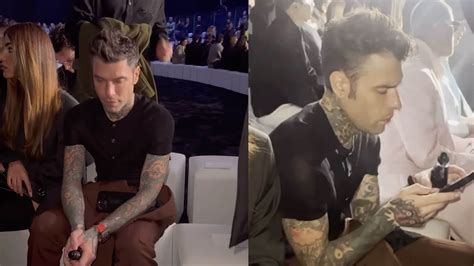 Fedez alla sfilata di Versace nel pieno del dissing con Tony Effe: 